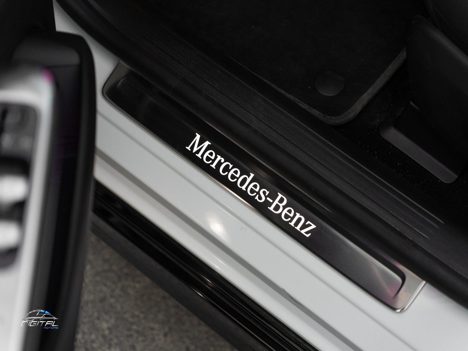 
								Mercedes-Benz EQE 350 full									