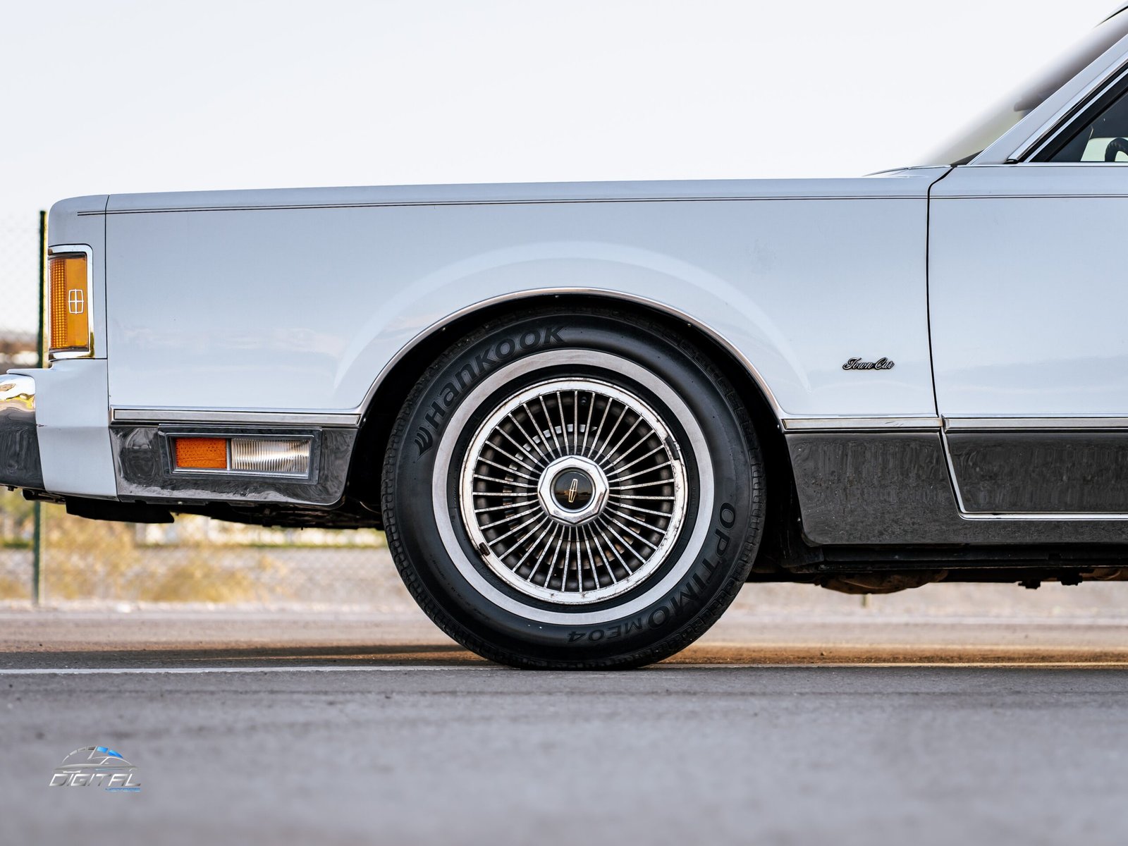 
								Lincoln Town Car full									