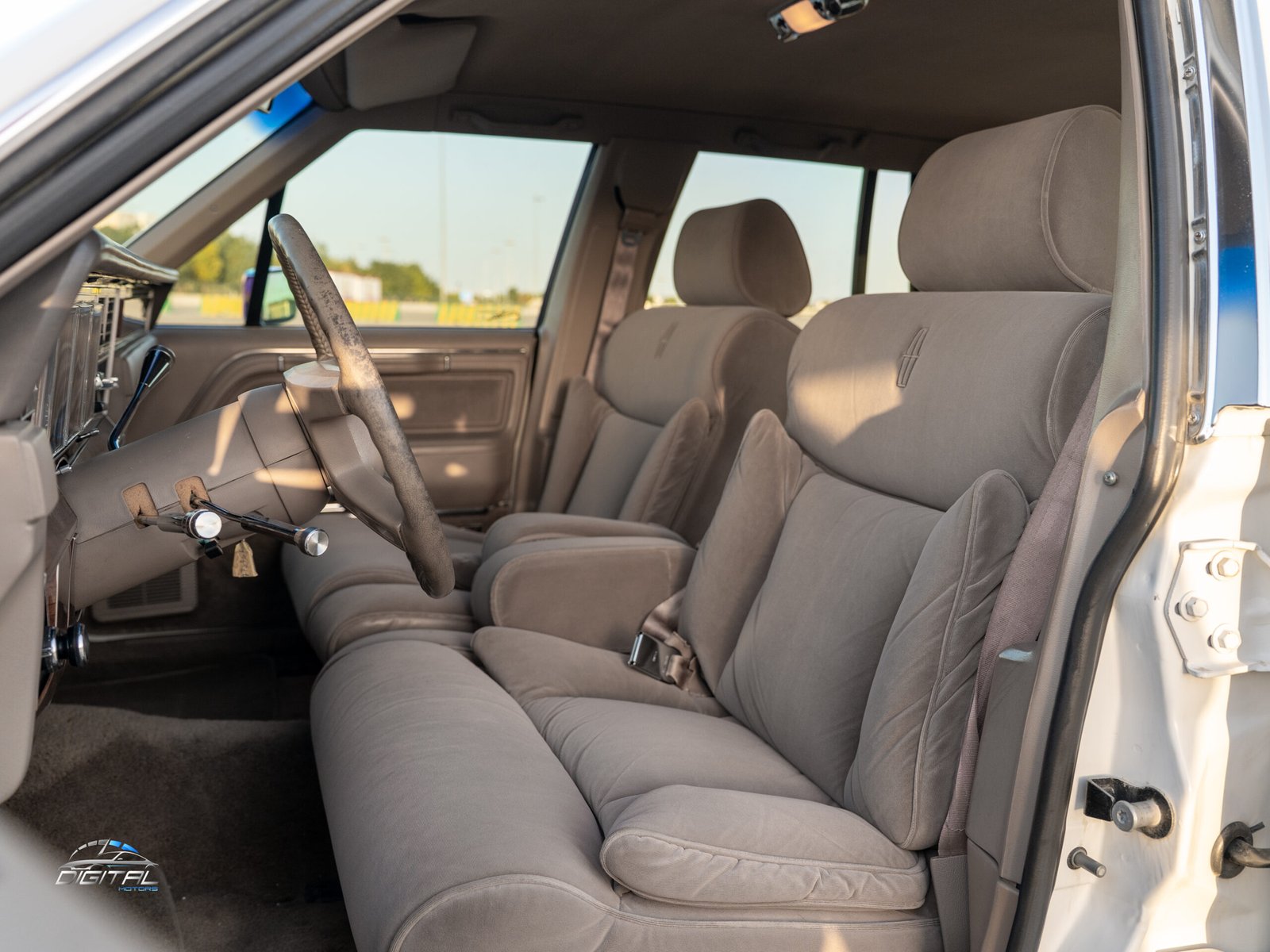 
								Lincoln Town Car full									