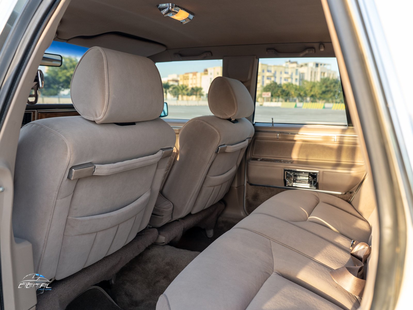 
								Lincoln Town Car full									