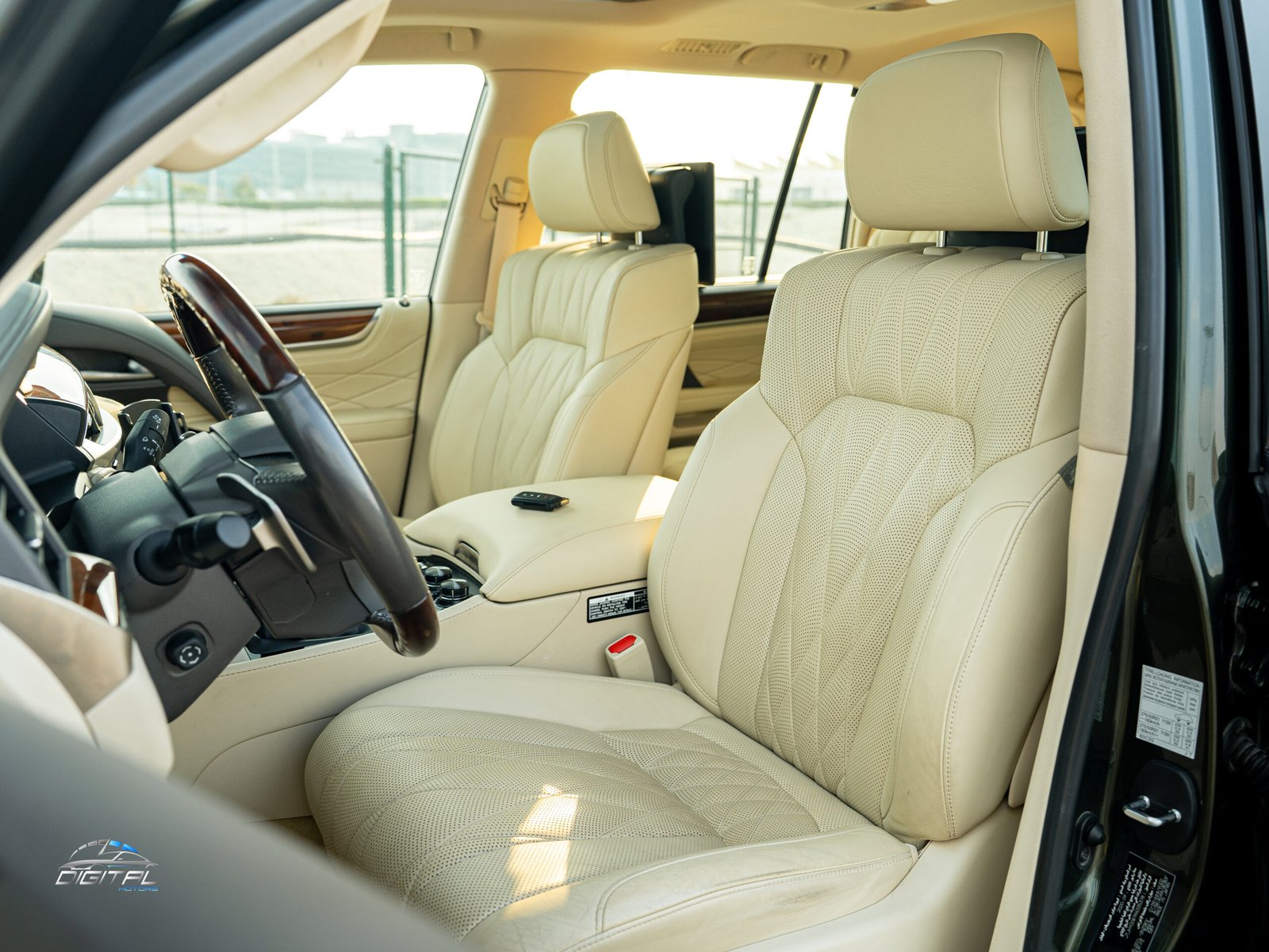 
								Lexus LX 570 S Black Edition full									