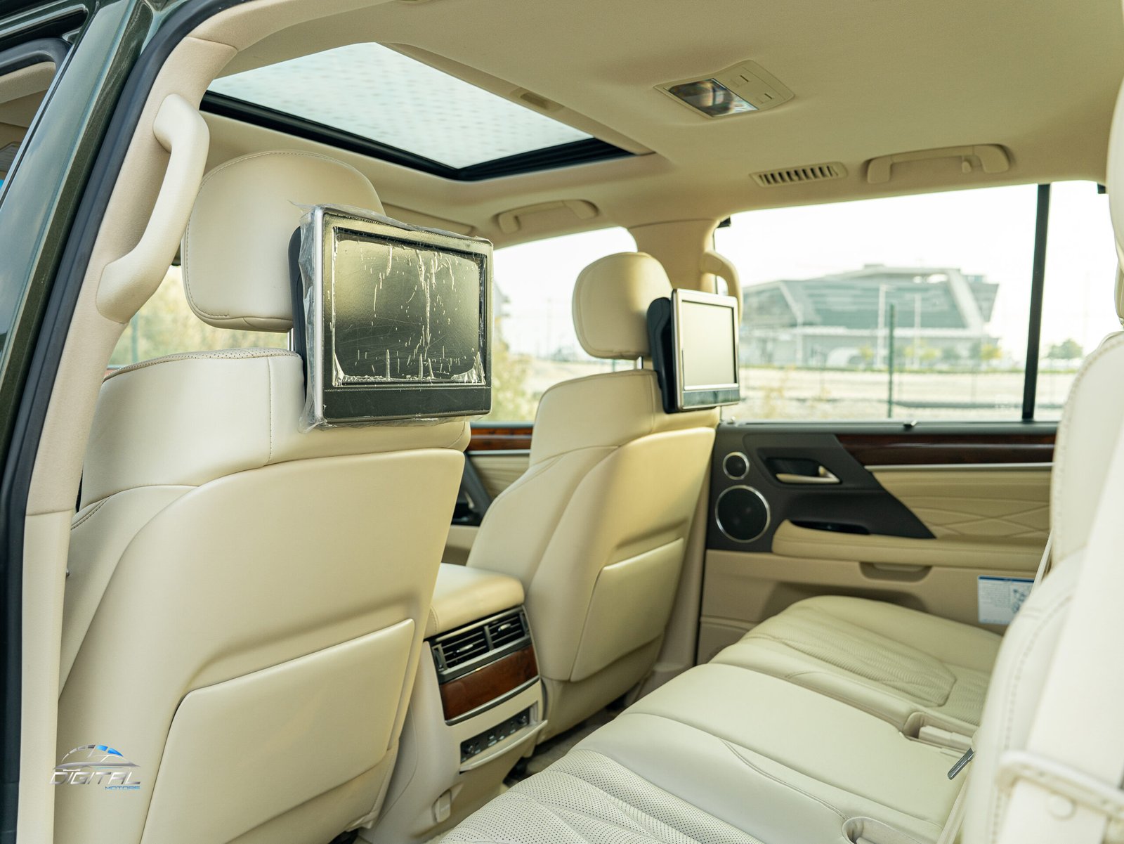 
								Lexus LX 570 S Black Edition full									