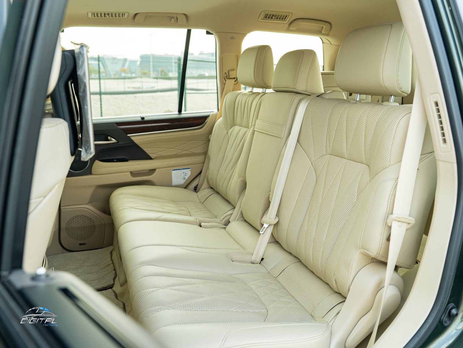 
								Lexus LX 570 S Black Edition full									